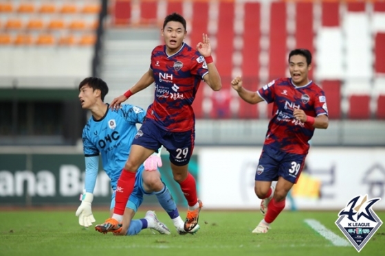 해트트릭을 터뜨린 정치인(가운데). /사진=한국프로축구연맹 제공