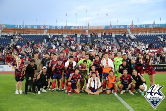 팬들과 승리 기념사진을 찍은 김천 상무 선수단. /사진=한국프로축구연맹 제공
