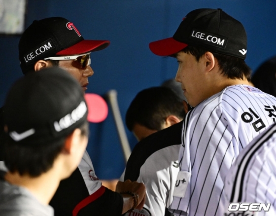 LG 염경엽(왼쪽) 감독과 임찬규.