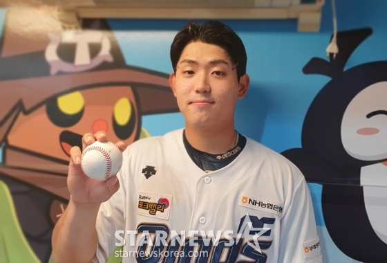 NC 박한결이 24일 창원 두산전에서 터트린 데뷔 첫 안타 공을 들고 포즈를 취하고 있다. /사진=양정웅 기자