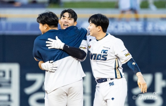 NC 박한결(가운데)이 24일 창원 두산전에서 연장 11회 경기를 끝내는 안타를 때려낸 후 이준호(오른쪽)가 축하해주고 있다. /사진=NC 다이노스 제공