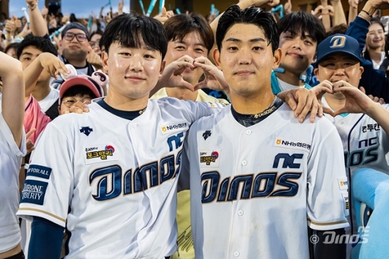 NC 이준호(왼쪽)와 박한결이 24일 창원 두산전 승리 후 기념촬영을 하고 있다. /사진=NC 다이노스