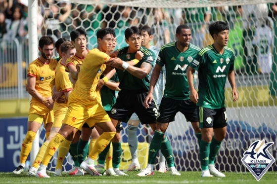 광주FC와 전북현대(초록색 경기). /사진=한국프로축구연맹 제공