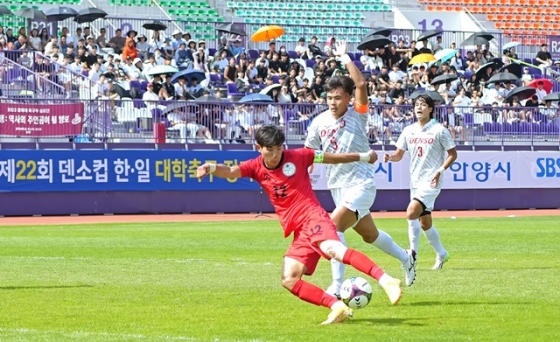 한국(빨간색)이 제22회 덴소컵 대학축구 정기전에서 공격을 시도하고 있다. /사진=제노그룹 코리아 제공 