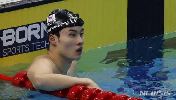 황선우가 24일 2022 항저우 아시안게임 수영 경영 남자 자유형 100m 결승에서 3위로 터치패드를 찍고 전광판을 쳐다보고 있다. /사진=뉴시스