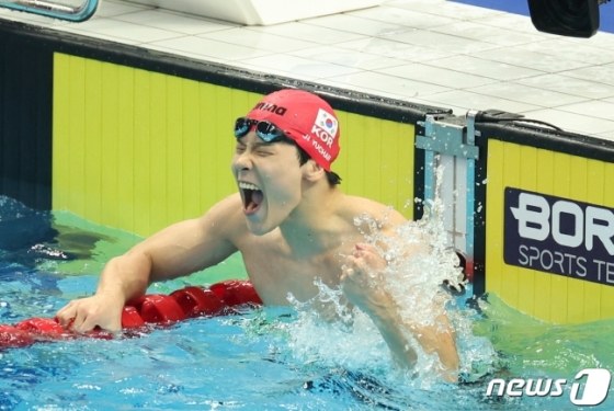 지유찬이 25일 항저우 아시안게임 수영 남자 자유형 50ｍ 결선에서 우승한 뒤 환호하고 있다. 사진=뉴스1