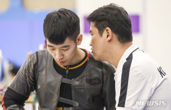 코치와 대화하는 곽용빈(왼쪽). /사진=뉴시스 제공