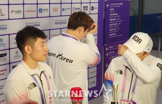 사격 러닝타깃 대표팀 곽용빈(왼쪽)과 정유진, 하광철이 26일 10m 남자 혼합 단체전에서 금메달을 딴 뒤 믹스트존에서 인터뷰를 하고 있다. 눈물을 흘리는 정유진과 하광철. /사진=안호근 기자