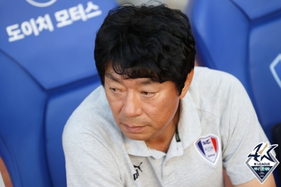 경기에 집중하는 김병수 감독. /사진=한국프로축구연맹 제공