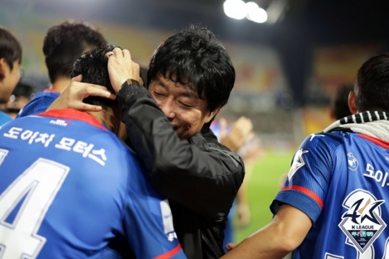 김병수 감독(가운데). /사진=한국프로축구연맹 제공