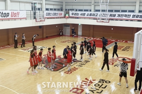 26일 부산은행연수원 체육관에서 열린 BNK와 사천시청 농구단의 연습경기 종료 후 양 팀 선수단이 인사를 나누고 있다. /사진=양정웅 기자