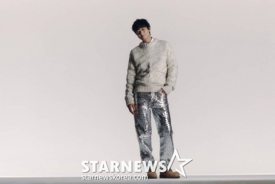 배우 강동원이 21일 오전 서울 종로구 삼청동의 한 카페에서 진행된 영화 &#039;천박사 퇴마 연구소: 설경의 비밀&#039; 개봉 인터뷰를 위해 포즈를 취하고 있다.  강동원은 극 중 신빨보다 현란한 말빨로 사람의 마음을 현혹하는 가짜 퇴마사 천박사 역을 맡았다.  &#039;천박사 퇴마 연구소: 설경의 비밀&#039;은 귀신을 믿지 않지만 귀신 같은 통찰력을 지닌 가짜 퇴마사 천박사가 지금껏 경험해본 적 없는 강력한 사건을 의뢰받으며 시작되는 이야기를 그린 영화. 오는 27일 개봉. / 사진제공 = AA그룹 /사진=김창현