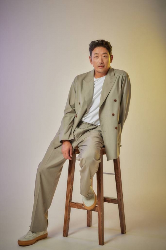 영화 &#039;1947 보스톤&#039;(감독 강제규)의 배우 하정우가 21일 진행된 라운드 인터뷰를 위해 포즈를 취하고 있다. /사진제공=롯데엔터테인먼트 2023.09.21 /사진=이동훈