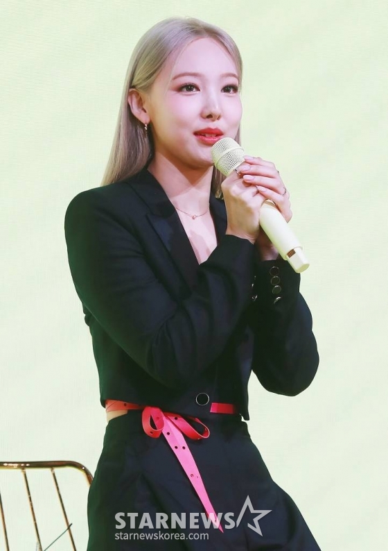 트와이스 나연이 24일 오전 서울 영등포구 페어몬트 엠베서더 호텔에서 진행된 첫 번째 솔로 미니앨범 &#039;IM NAYEON&#039;(아이엠 나연) 발매 기자간담회에 참석해 질문에 답하고 있다.  이번 앨범에는 타이틀 곡 &#039;POP!&#039;을 비롯해 &#039;NO PROBLEM&#039;, &#039;LOVE COUNTDOWN&#039;, &#039;CANDYFLOSS&#039;, &#039;ALL OR NOTHING&#039;, &#039;HAPPY BIRTHDAY TO YOU&#039;, &#039;노을만 예쁘다&#039; 등 총 7곡이 수록됐다. /2022.06.24 /사진=이동훈 기자 photoguy@