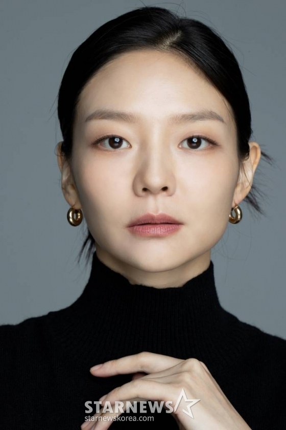 배우 이솜이 21일 오전 서울 종로구 삼청동의 한 카페에서 진행된 영화 &#039;천박사 퇴마 연구소: 설경의 비밀&#039; 개봉 인터뷰를 위해 포즈를 취하고 있다.  이솜은 극 중 귀신을 보는 눈을 지닌 유경 역을 열연했다.  &#039;천박사 퇴마 연구소: 설경의 비밀&#039;은 귀신을 믿지 않지만 귀신 같은 통찰력을 지닌 가짜 퇴마사 천박사(강동원 분)가 지금껏 경험해본 적 없는 강력한 사건을 의뢰받으며 시작되는 이야기를 그린 영화. 오는 27일 개봉. / 사진제공 = 매니지먼트mmm /사진=김창현
