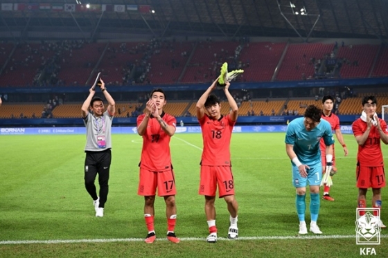 팬들에게 인사하는 한국 선수단. /사진=대한축구협회 제공
