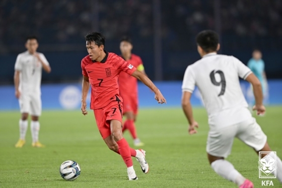 공격하는 정우영(왼쪽). /사진=대한축구협회 제공
