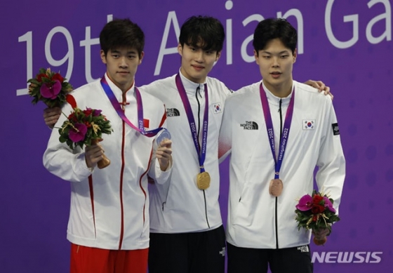 자유형 200m 우승자 황선우(왼쪽)가 동메달을 차지한 이호준(오른쪽)과 함께 시상대에서 포즈를 취하고 있다. /사진=뉴시스