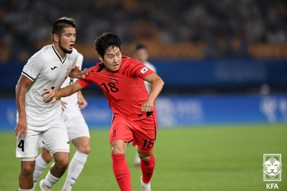 경기에 집중하는 이강인(오른쪽). /사진=대한축구협회 제공