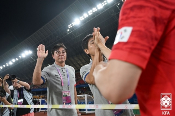 황선홍 감독(왼쪽). /사진=대한축구협회 제공