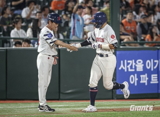롯데 손성빈(오른쪽)이 28일 사직 한화전에서 7회 말 솔로홈런을 터트린 뒤 하이파이브를 하고 있다. /사진=롯데 자이언츠