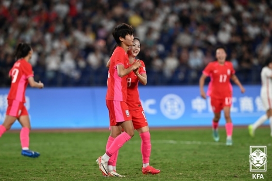 멀티골을 넣은 문은주(왼쪽). /사진=대한축구협회 제공