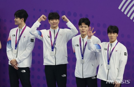 28일 남자 계영 800m에서 은메달을 차지한 황선우(왼쪽부터), 김지훈, 이호준, 지유찬. /사진=뉴시스