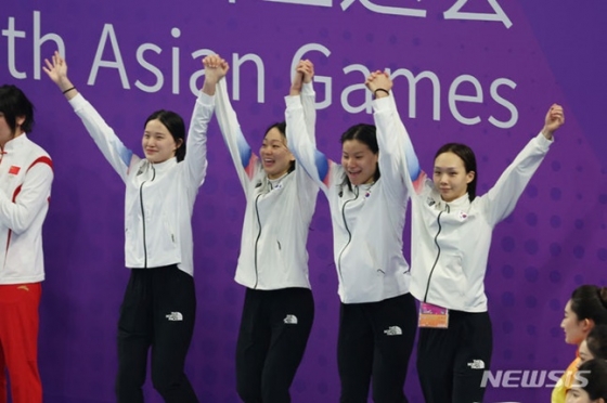 한다경(왼쪽부터), 박수진, 허연경, 김서영이 계영 800m에서 동메달을 목에 걸고 시상대에 오르고 있다. /사진=뉴시스