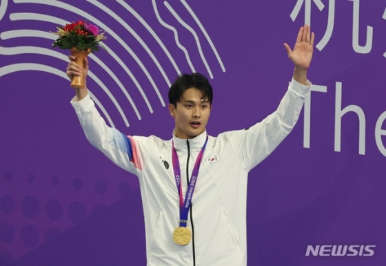 백인철이 남자 접영 50m에서 금메달을 목에 걸고 팬들에게 인사를 하고 있다. /사진=뉴시스