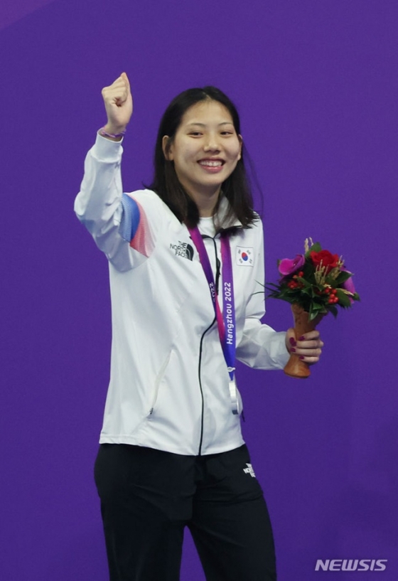 권세현이 여자 평영 200m에서 은메달을 목에 걸고 환히 웃고 있다. /사진=뉴시스