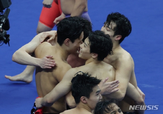 계영 400m에서 2위로 결승선을 통과한 뒤 얼싸안고 기뻐하는 수영 대표팀. /사진=뉴시스