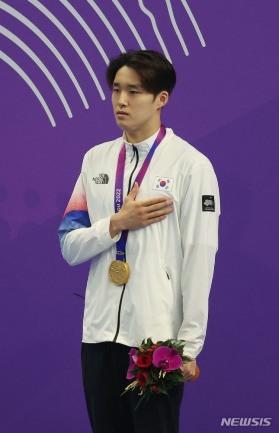김우민이 시상대 가장 높은 곳에 올라 애국가에 맞춰 가슴에 손을 얹고 있다. /사진=뉴시스