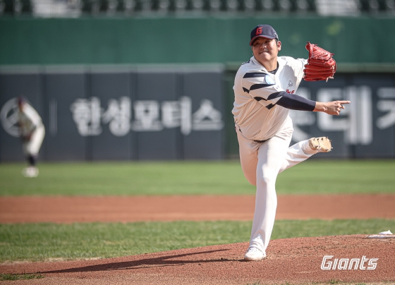 롯데 한현희가 29일 사직 한화전에서 투구하고 있다. /사진=롯데 자이언츠
