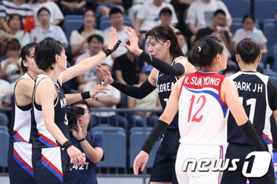 박지수(가운데)가 29일 북한과 2022 항저우 아시안게임 조별리그 C조 2차전에서 득점 후 동료들과 기뻐하고 있다. /사진=뉴스1
