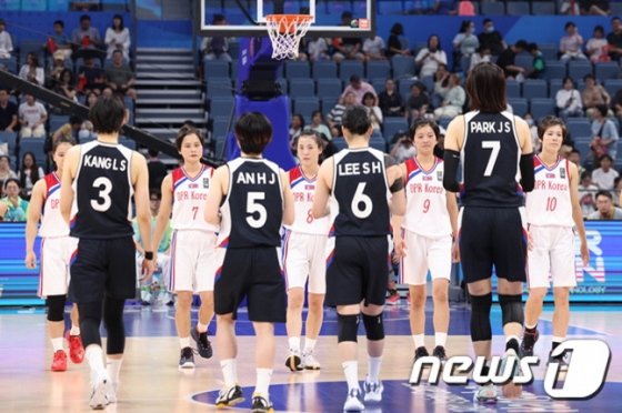 경기 전 나란히 맞서 있는 남북 선수들. /사진=뉴스1