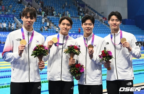남자 계영 800m에서 금메달을 합작한 양재훈(왼쪽부터), 김우민, 이호준, 황선우. /사진=OSEN