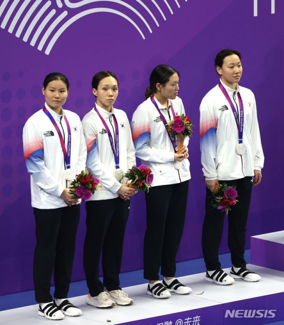 29일 여자 혼계영 400m에서 은메달을 목에 건 허연경(왼쪽부터), 김서영, 고하루, 이은지. /사진=뉴시스