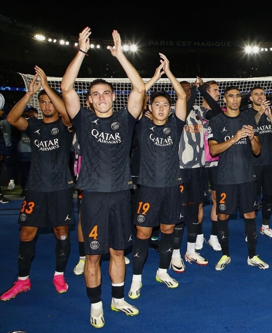 PSG 동료들과 기뻐하는 이강인(가운데). /사진=PSG 공식 SNS