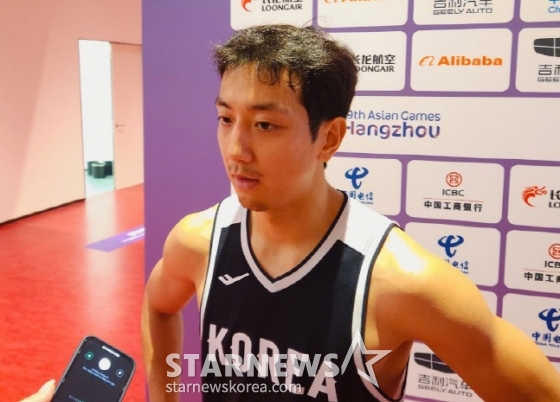 허훈이 30일 일본과 2022 항저우 아시안게임 남자 농구 조별리그 D조 3차전에서 패한 뒤 믹스트존 인터뷰를 하고 있다. /사진=안호근 기자