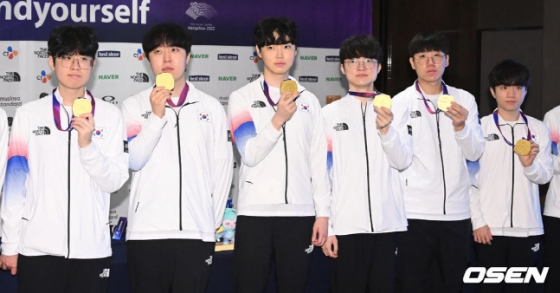 리그오브레전드 대표팀 최우제, 서진혁, 정지훈, 이상혁, 박재혁, 류민석이 30일 메달리스트 기자회견에서 금메달을 손에 들고 포즈를 취하고 있다. /사진=OSEN