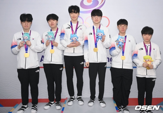 리그오브레전드 대표팀 최우제(왼쪽부터), 서진혁, 정지훈, 이상혁, 박재혁, 류민석이 30일 기자회견장에서 단체 사진을 촬영하고 있다. /사진=OSEN