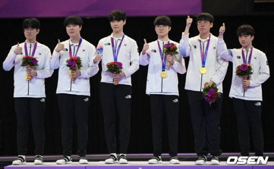 29일 금메달을 차지하고 시상대에 올라 있는 선수들. /사진=OSEN
