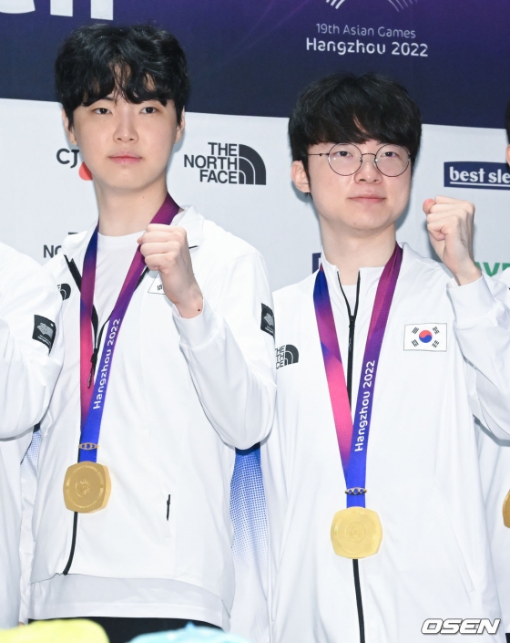 미드 라이너인 정지훈(왼쪽)과 이상혁이 나란히 주먹을 불끈 쥐고 포즈를 취하고 있다. /사진=OSEN