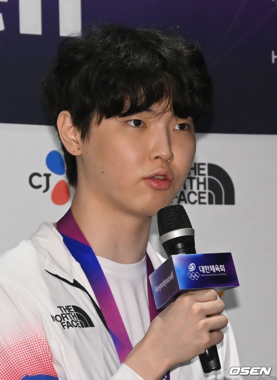 정지훈이 병역과 관련한 질문에 답하고 있다. /사진=OSEN