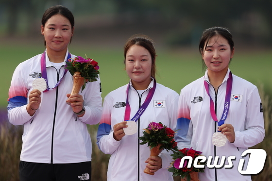 은메달을 목에 건 김민솔(왼쪽부터), 임지유, 유현조. /사진=OSEN