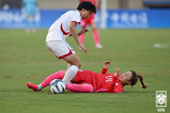 30일 여자 축구 8강전에서 북한의 거친 플레이에 고전하고 있는 한국. /사진=대한축구협회