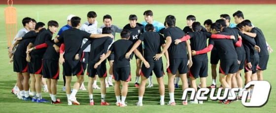 중국전을 하루 앞두고 다같이 모여 파이팅을 외치는 한국 축구 선수들. /사진=뉴스1