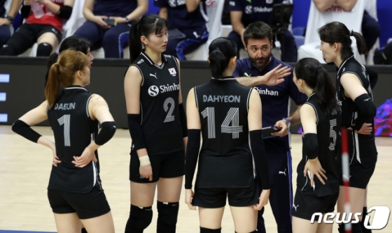 세사르 에르난데스 한국 여자 배구대표팀(왼쪽에서 4번째) 감독과 선수들. /사진=뉴스1