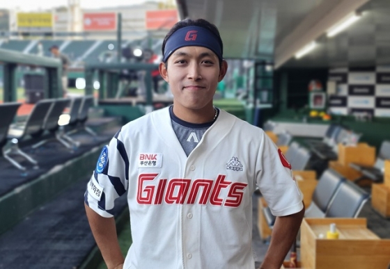 롯데 황성빈이 1일 사직 삼성전 종료 후 포즈를 취하고 있다. /사진=롯데 자이언츠 제공