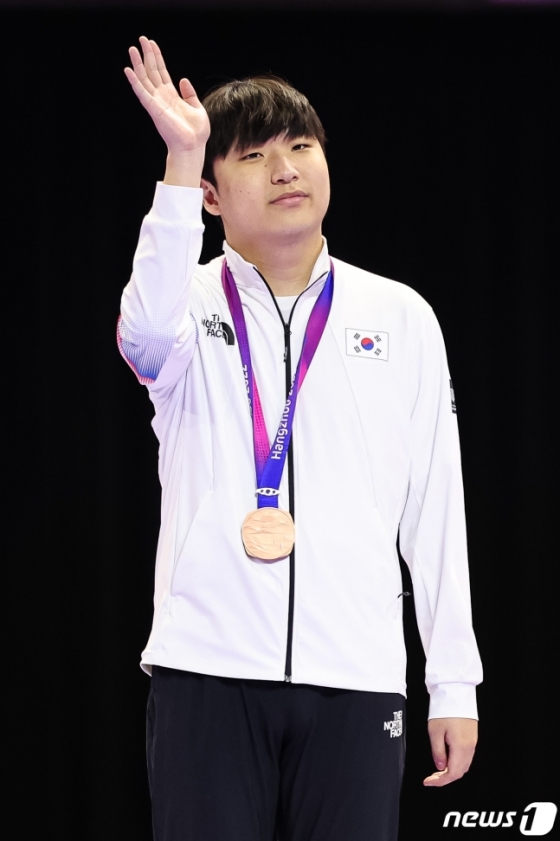 곽준혁이 27일 중국 항저우 베이징위안 생태공원 내 e스포츠 주경기장에서 열린 2022 항저우 아시안게임 &#039;FC온라인&#039; 시상식에서 동메달을 목에 걸고 관중들을 향해 인사하고 있다./사진=뉴스1